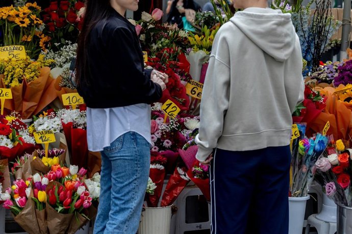 Dos personas en un puesto del Mercado de Flores de Tirso de Molina, a 3 de mayo de 2025, en Madrid (España). 