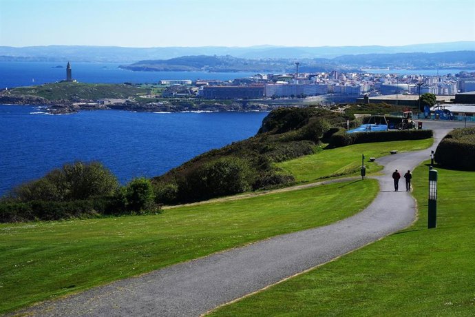 Archivo - Vistas desde Monte San Pedro, a 8 de abril de 2022, en A Coruña, Galicia (España). A Coruña es una ciudad para pasear y disfrutar, con playas en pleno centro y, presidido por la Torre de Hércules, un largo Paseo Marítimo que la rodea casi por co