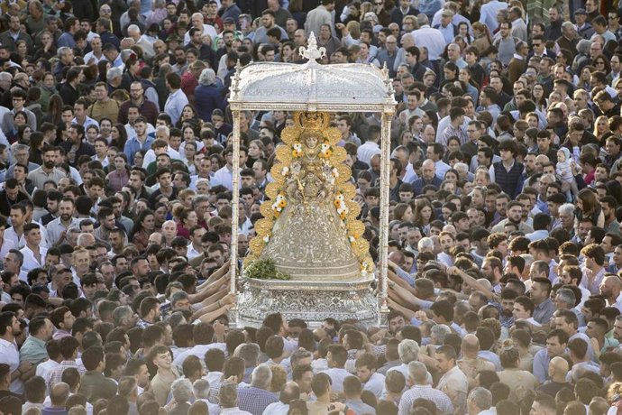 Archivo - La Virgen del Rocío procesiona por las calles de la aldea, a 29 de mayo de 2023, en El Rocío (Huelva, Andalucía). La Virgen del Rocío sale de su Ermita después de que a las 2:56 los almonteños saltasen la reja.