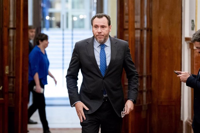 El ministro de Transportes y Movilidad Sostenible, Óscar Puente, a su salida de una sesión plenaria en el Congreso de los Diputados, a 6 de mayo de 2025, en Madrid (España). Tras el apagón del pasado 28 de abril, el PP lleva hoy al Pleno del Congreso una 