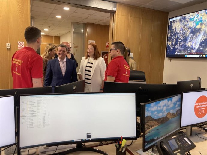 Luis Miguel González Gago (c) e Irene Cortés, en el centro de Protección Civil.