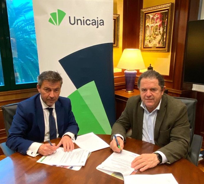 El convenio lo han firmado el director territorial de Unicaja en Málaga, Francisco José Reguera, y el presidente de Asaja Málaga, Baldomero Bellido.