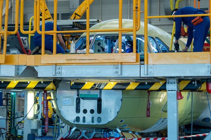 Archivo - Operarios de Airbus durante la fabricación en la línea de montaje de un avión en Sevilla. 