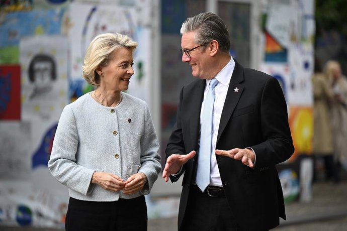 16 de maio de 2025, Albânia, Tirana: O primeiro-ministro do Reino Unido, Sir Keir Starmer (à dir.), conversa com a presidente da Comissão Europeia, Ursula von der Leyen, antes da reunião bilateral à margem da Cúpula da Comunidade Política Europeia (EPC) e