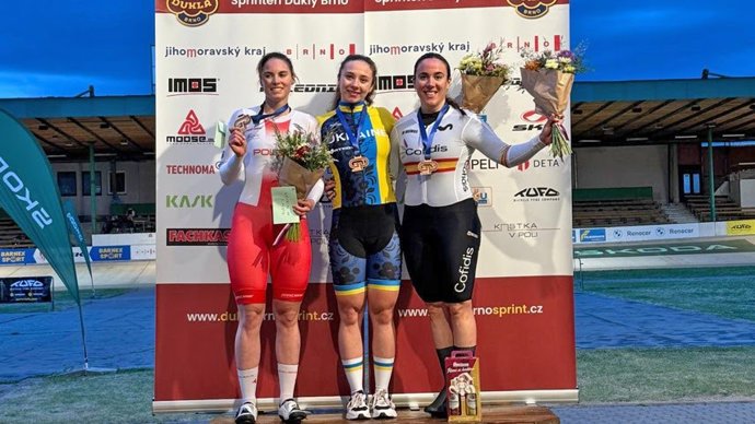 Helena Casas (dcha) en el podio del keirin del GP Brno