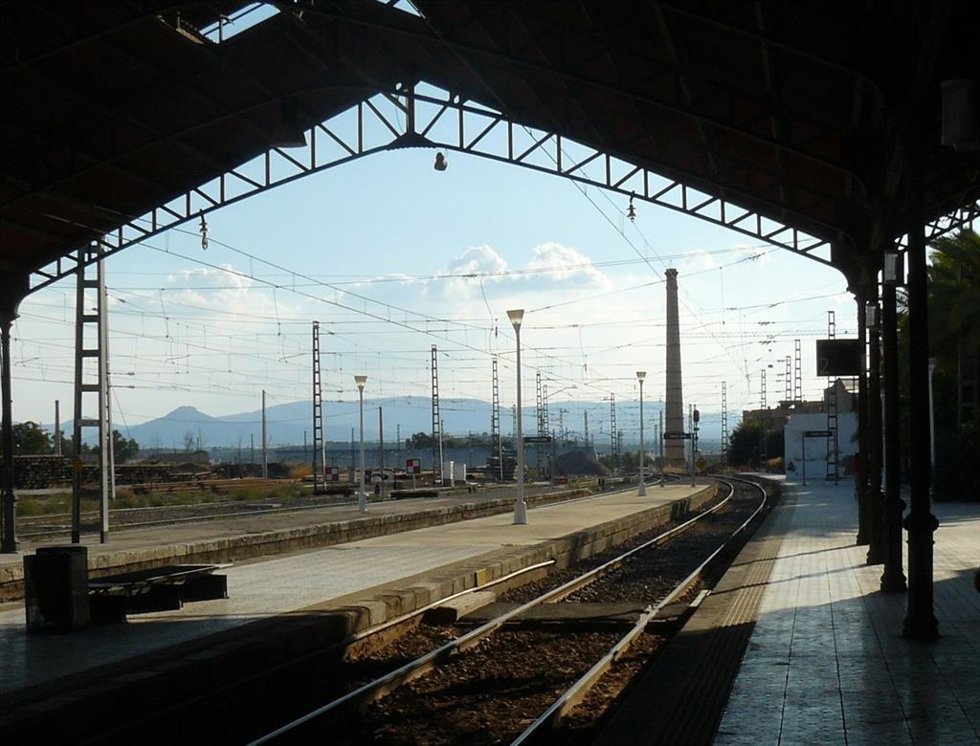Adif adjudica por 6,6 millones el suministro de aparatos de vía para las obras de ampliación de vías en seis estaciones.