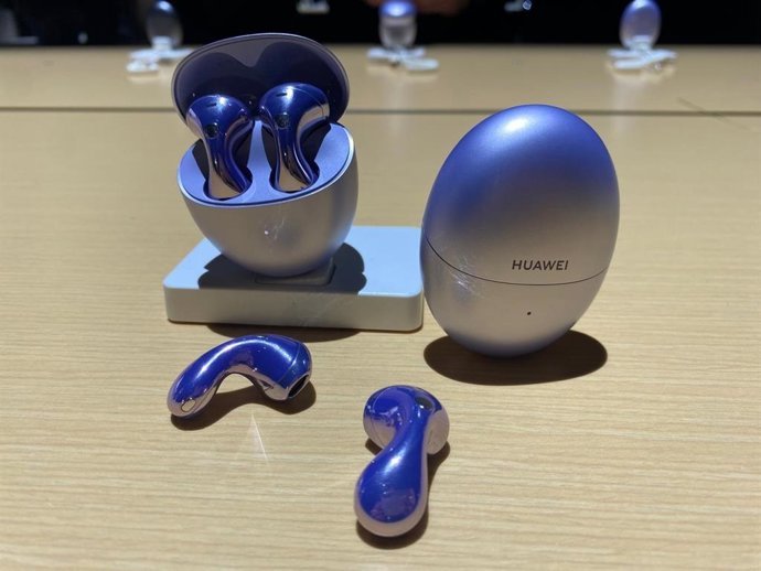 Os novos fones de ouvido FreeBuds 6 da Huawei.
