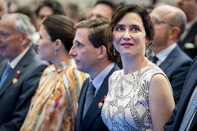 La presidenta de la Comunidad de Madrid, Isabel Díaz Ayuso, durante el acto de entrega de las Medallas de Honor con motivo de la festividad de San Isidro, en la Galería de Cristal del Palacio de Cibeles