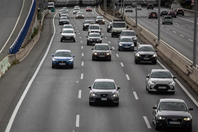 Archivo - Atasco en la autovía A-2, 16 de abril de 2025, en Madrid (España). La Dirección General de Tráfico (DGT) ha puesto en marcha este miércoles 16 de abril la segunda fase de la Operación Especial de Tráfico con motivo de la Semana Santa. Hasta el l