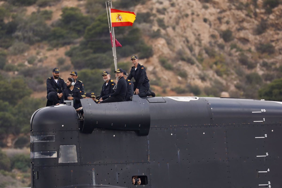 Felipe VI embarca en el submarino Isaac Peral S-81, disponible ya para actuar al terminar su calificación operativa