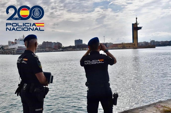 Agentes de la Policía Nacional durante las tareas de vigilancia aérea en el ejercicio Marsec-2025 en Almería.