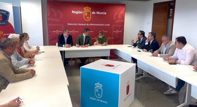 El consejero de Presidencia, Portavocía, Acción Exterior y Emergencias, Marcos Ortuño, junto al director general de Administración Local, Francisco Abril, reunidos con alcaldes de los municipios donde se va a implantar este proyecto.