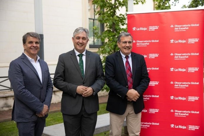 El consejero de Cultura, Turismo, Deporte y Juventud, José Luis Pérez Pastor, y el director del Observatorio Global del Español, Francisco Moreno, presentan la Conferencia Internacional de Observatorios de las Lenguas y las Culturas