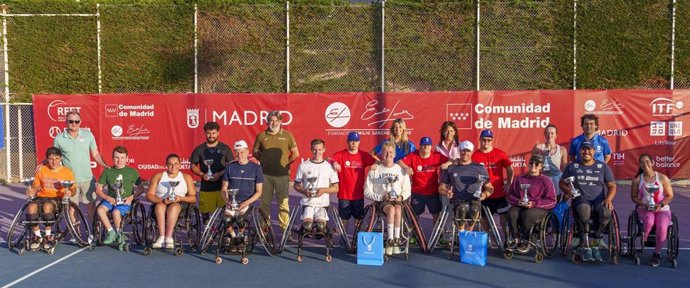 Foto de familia con los campeones y campeonas del 13º Madrid Wheelchair Fundación Emilio Sánchez