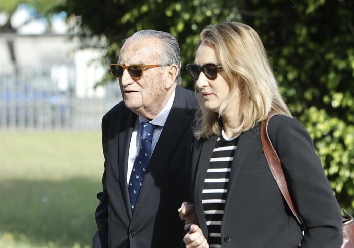 Carlos Fabra com sua filha Andrea em sua chegada à Cidade da Justiça em Castelló.
