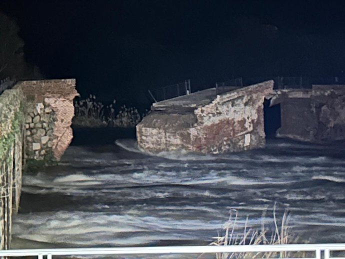 Archivo - Derrumbe del Puente viejo en Talavera