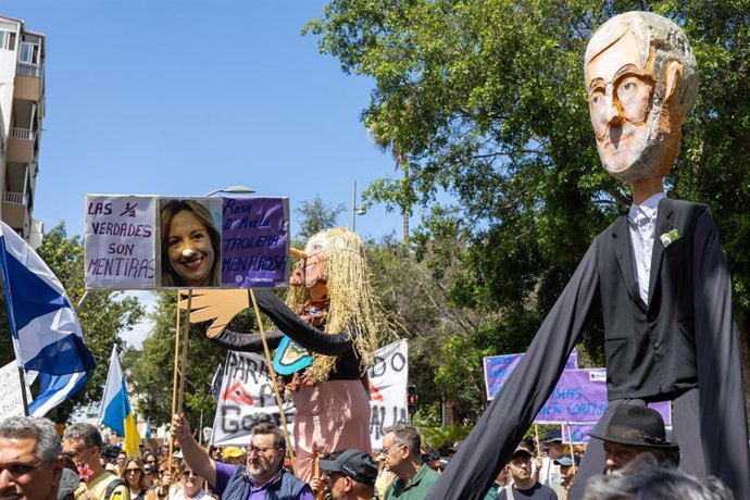 Varias personas durante una manifestación contra el turismo masivo, a 18 de mayo de 2025, en Santa Cruz de Tenerife, Tenerife, Canarias (España).