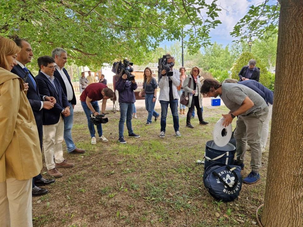 El consejero de Sanidad observa cómo se coloca una tgramap para insectos en el nuevo punto de control de La Alfranca, en Pastriz (Zaragoza)