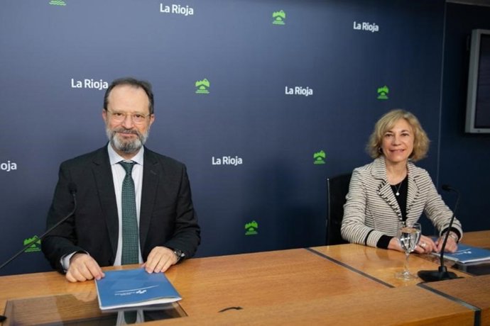 El gerente y la directora de Recursos Humanos del Servicio Riojano de Salud, Luis Ángel González y Begoña Lema, han presentado los detalles de una propuesta