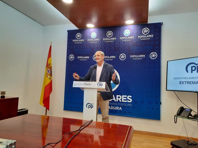 El portavoz de Agricultura del Grupo Popular en la Asamblea de Extremadura, Bibiano Serrano, en rueda de prensa