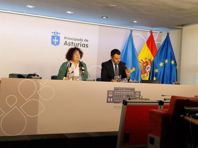 La consejera de Derechos Sociales y Bienestar, Marta del Arco, junto al consejero de Presidencia y portavoz, Guillermo Peláez.