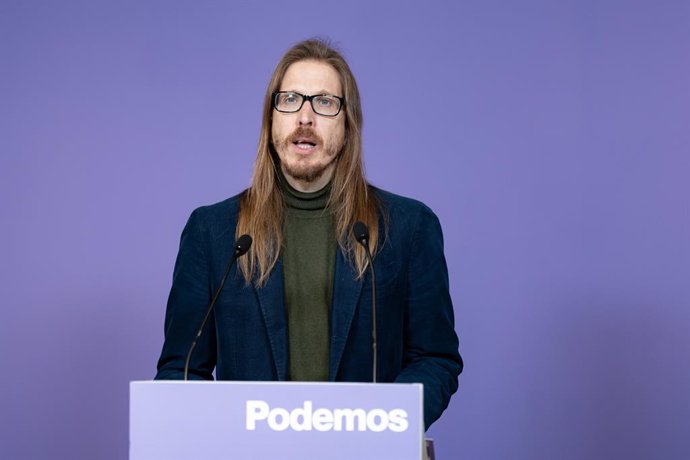 Archivo - El secretario de Organización y portavoz de Podemos, Pablo Fernández, ofrece una rueda de prensa, en la sede del partido, a 5 de febrero de 2024, en Madrid (España).