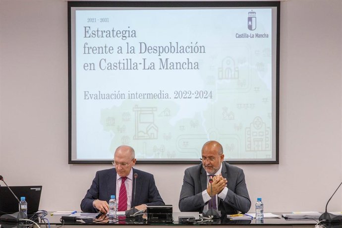 El vicepresidente primero del Gobierno de Castilla-La Mancha, José Luis Martínez Guijarro, preside la Mesa de Trabajo con colectivos con motivo de la evaluación intermedia de la Estrategia frente a la Despoblación.