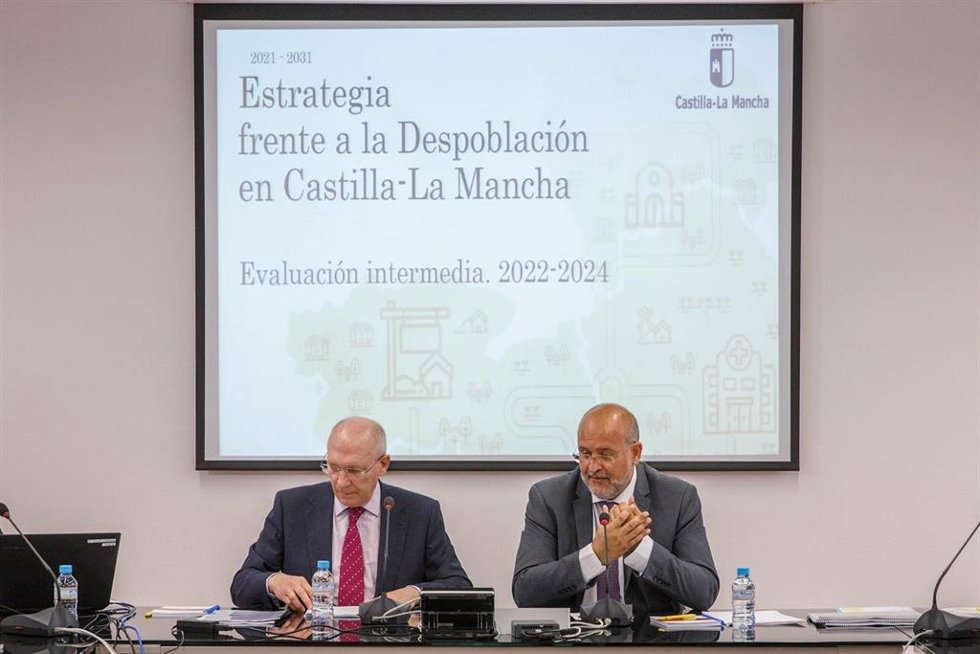 El vicepresidente primero del Gobierno de Castilla-La Mancha, José Luis Martínez Guijarro, preside la Mesa de Trabajo con colectivos con motivo de la evaluación intermedia de la Estrategia frente a la Despoblación.