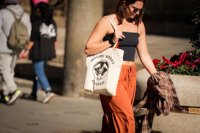 Archivo - Personas por las calles de Sevilla, en una imagen de archivo. 