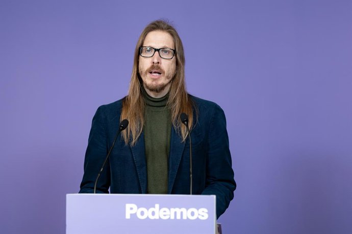 Archivo - Arquivo - O secretário de organização e porta-voz do Podemos, Pablo Fernández, dá uma coletiva de imprensa na sede do partido em 5 de fevereiro de 2024, em Madri (Espanha).