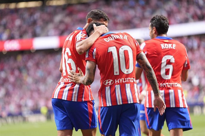 Nahuel Molina felicita a Ángel Correa tras su gol en el Atlético de Madrid-Real Betis de LaLiga EA Sports 24-25