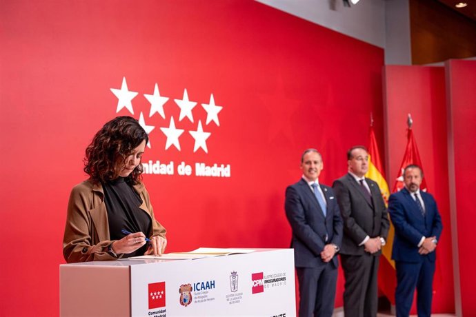 La presidenta de la Comunidad de Madrid, Isabel Díaz Ayuso,  durante el acto de firma con los decanos de los colegios de abogados y procuradores, un protocolo de actuación frente a la ocupación ilegal de las viviendas, en la Real Casa de Correos