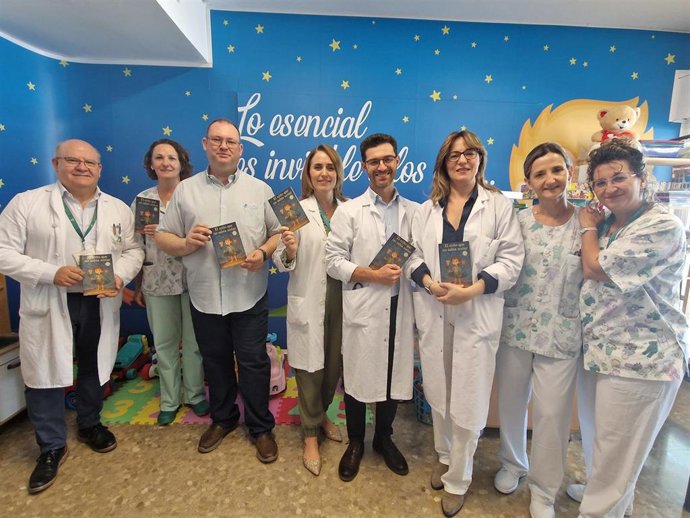 El escritor Miguel Ángel Jiménez Santana dona a Pediatría del Hospital de Marbella ejemplares de su último cuento.