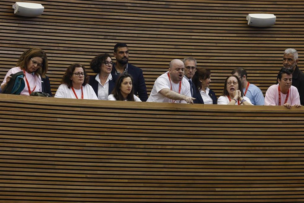 Activistas increpan a los diputados durante una sesión de control en Les Corts