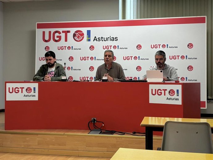 El secretario de Suatea Miguel Laria; el Secretario del Sector de Enseñanza de UGT-Servicios Públicos de Asturias, Cristóbal Puente; el Secretario General de Comisiones Obreras-Enseñanza de Asturias, Borja Llorente.