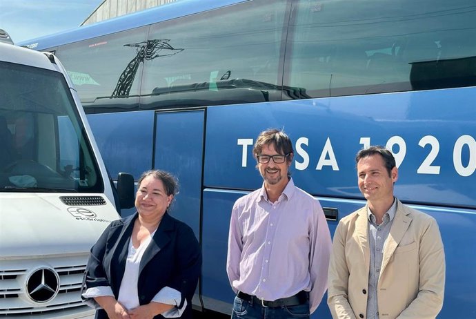 La responsable de Teisa en las zonas de Figueres y Banyoles, Sònia Felip; el hasta ahora propietario de Estarriol Bus, Jordi Pi, y el director de Teisa, Àlex Gilabert