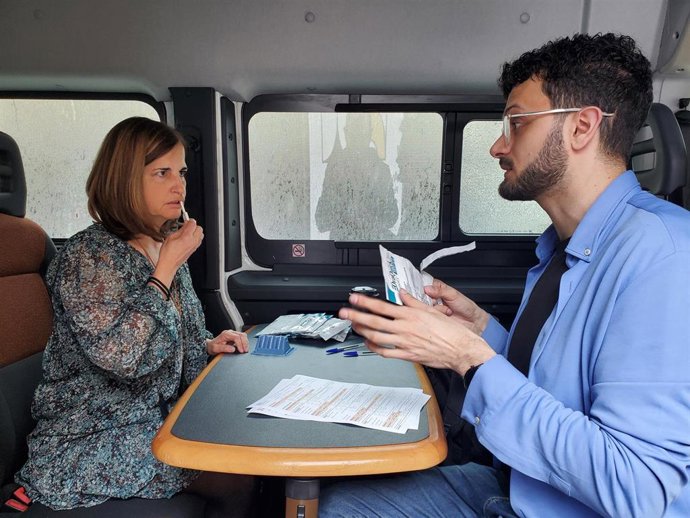 La concejala de Ciudad Saludable, Ana Suárez Guerra, realizándose la prueba del VIH.