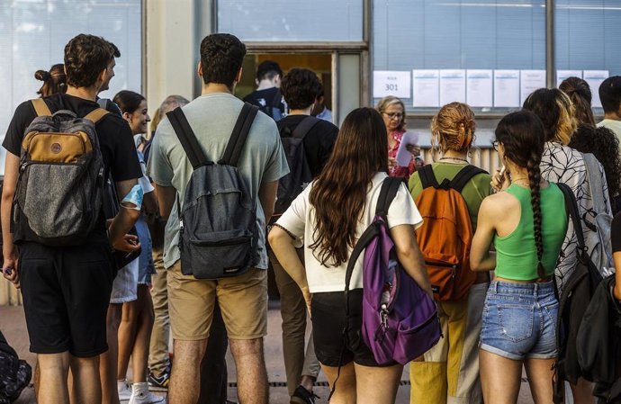 Archivo - Estudiantes esperan para comenzar las pruebas de acceso a la universidad (ARCHIVO)