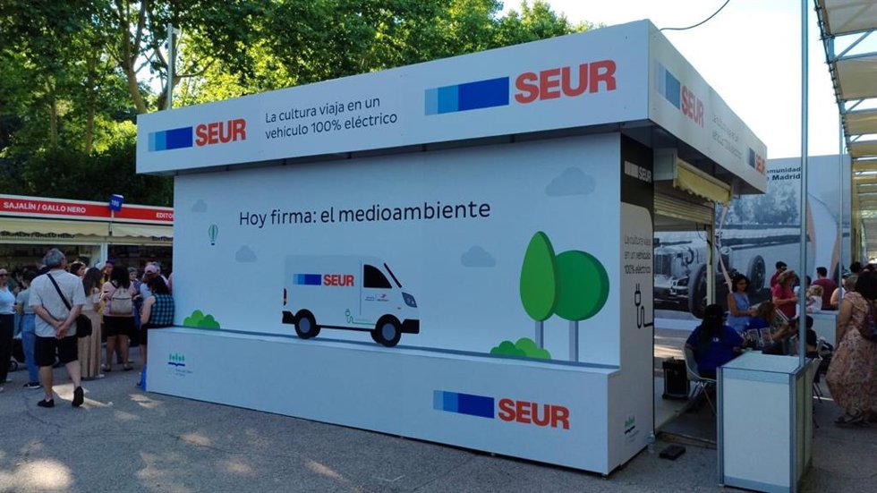 Caseta de SEUR en la Feria del Libro