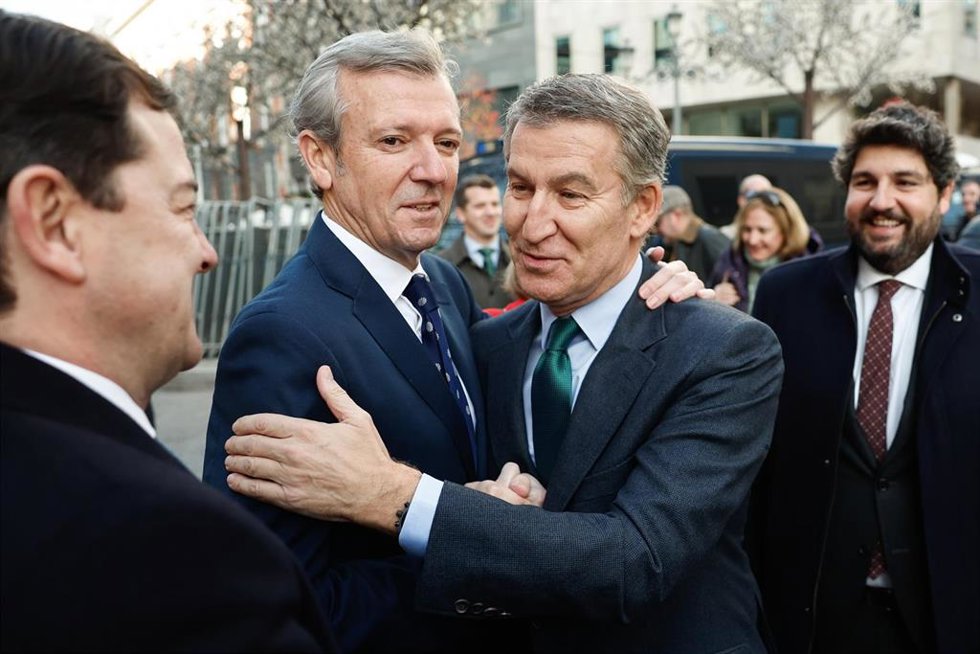 Archivo - El presidente de la Xunta, Alfonso Rueda, con el líder del PP, Alberto Núñez Feijóo