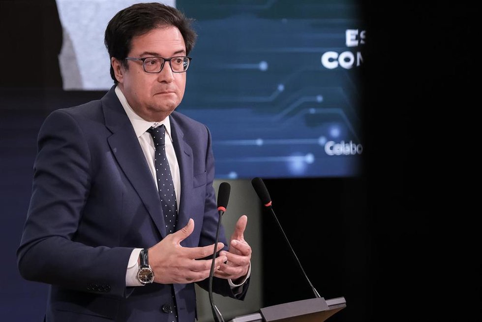 El ministro para la Transformación Digital y de la Función Pública, Óscar López, participa en la presentación del informe IA para periodistas: ¿enemiga o aliada?., en la sede Hub de la Fundación ONCE, a 19 de mayo de 2025, en Madrid (España). El diálogo