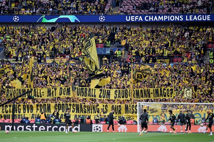 Archivo - 01 June 2024, United Kingdom, London: Dortmund fans hold up a banner reading "Rheinmetall. With soccer to a clean image?" in the stands before the UEFA Champions League final soccer match between Borussia Dortmund and Real Madrid CF at Wembley S