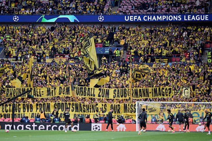 Archivo - 01 June 2024, United Kingdom, London: Dortmund fans hold up a banner reading "Rheinmetall. With soccer to a clean image?" in the stands before the UEFA Champions League final soccer match between Borussia Dortmund and Real Madrid CF at Wembley S