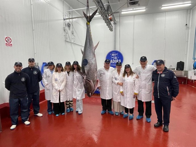 Visita de representantes del Parlamento de Andalucía a las instalaciones de Gadira en Barbate (Cádiz).