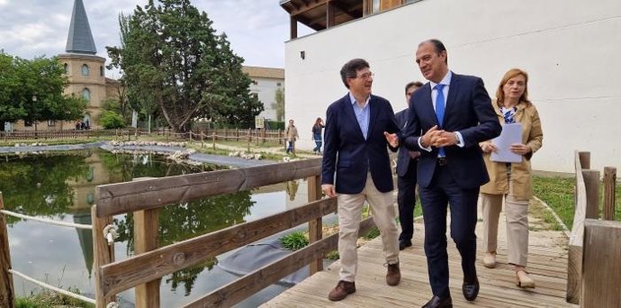EL consejero de Sanidad, José Lus Bancalero, en la finca de La Alfranca.