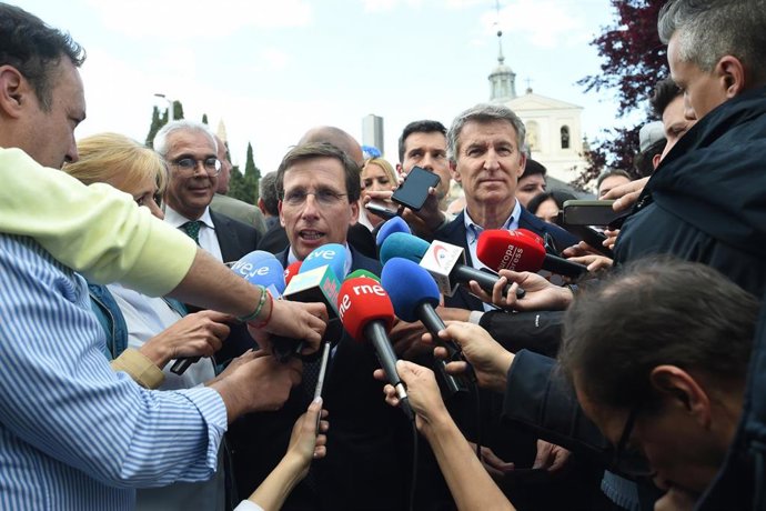 El alcalde de Madrid, José Luis Martínez-Almeida (i), y el presidente del PP, Alberto Núñez Feijóo (d), atienden a los medios de comunicación en la pradera de San Isidro 