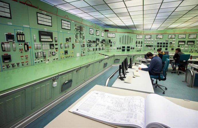 Archivo - Varios empleados trabajan en sala de control de la central nuclear de Santa María de Garoña, a 23 de noviembre de 2023, en Santa María de Garoña, Burgos, Castilla y León (España). 
