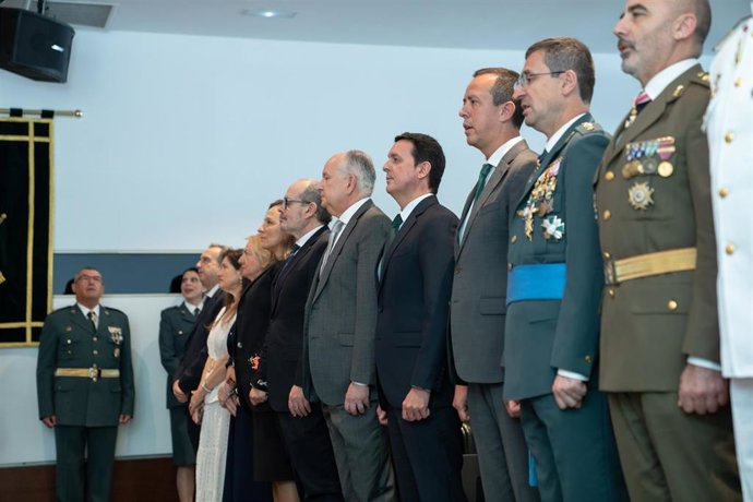 El presidente de la Diputación de Almería, Javier Aureliano García, junto a autoridades civiles y militares, durante el acto del 181 aniversario de la Guardia Civil celebrado en el Museo de Almería.
