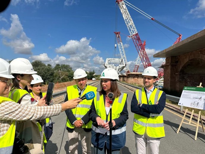 Rocío Díaz atiende a los medios ante las obras del puente de Villa del Río.