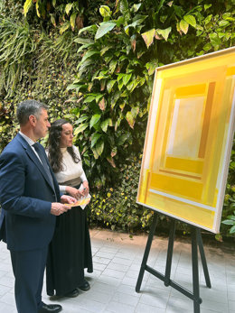 El consejero de Cultura, Luis Martínez Abad, visita la exposición 'Ajuar de color' de Débora Regalado